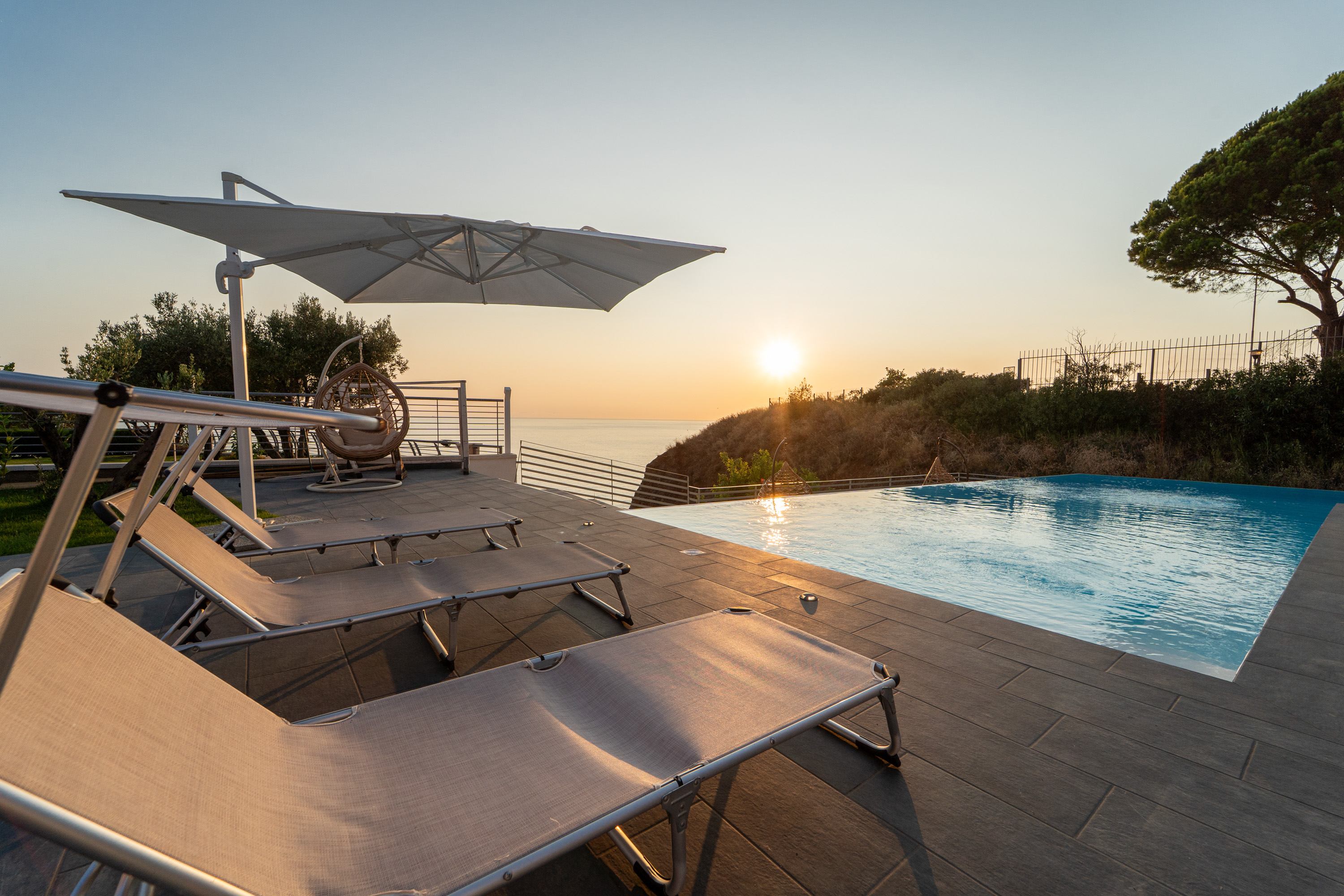 Piscina al Tramonto con Lettini